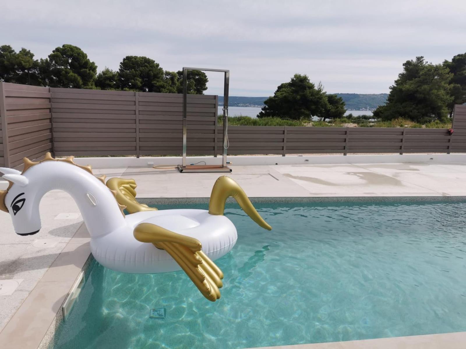 Beach Haven House With Pool And Jacuzzi Kastela Bagian luar foto